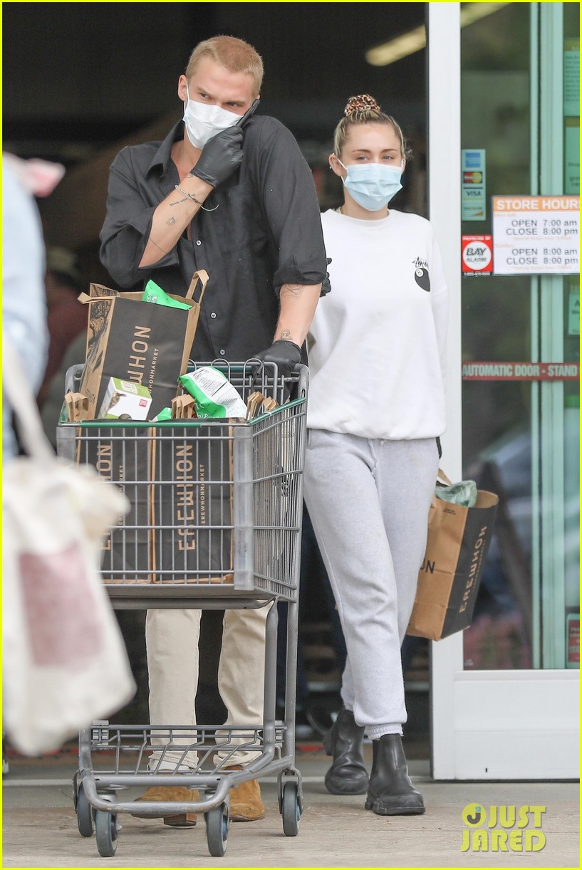 Miley Cyrus & Cody Simpson Stay Safe While Grocery Shopping | Photo ...