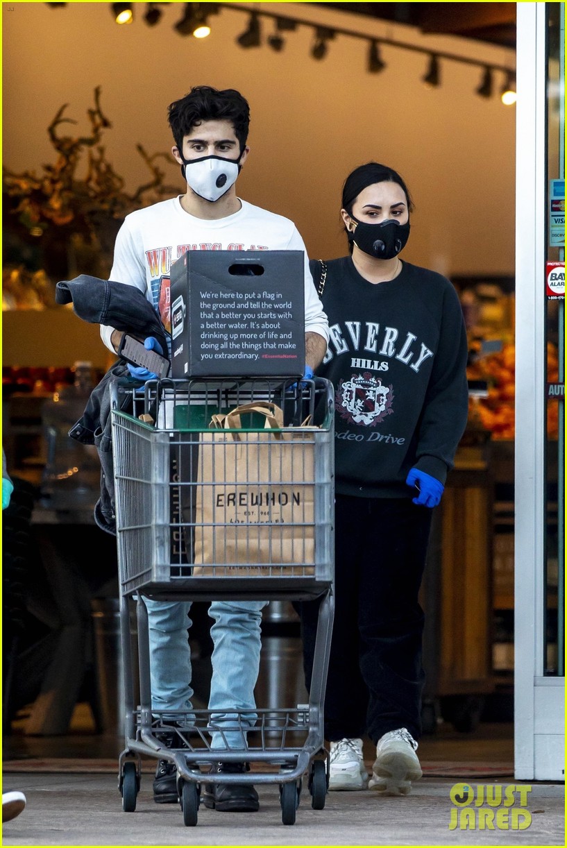 Demi Lovato & Boyfriend Max Ehrich Wear Masks While Grocery Shopping(00)
