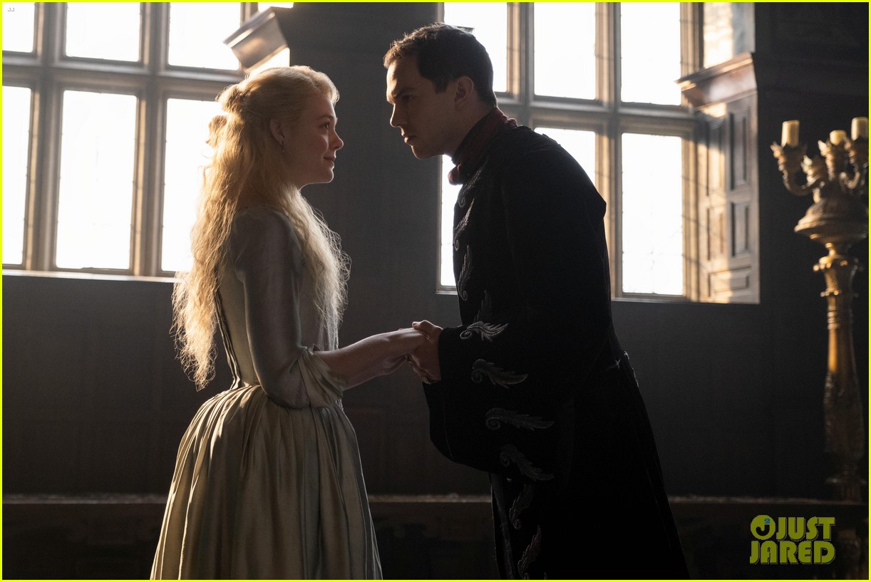 elle fanning dishes on doing a comedy for the first time with hulus the great 02