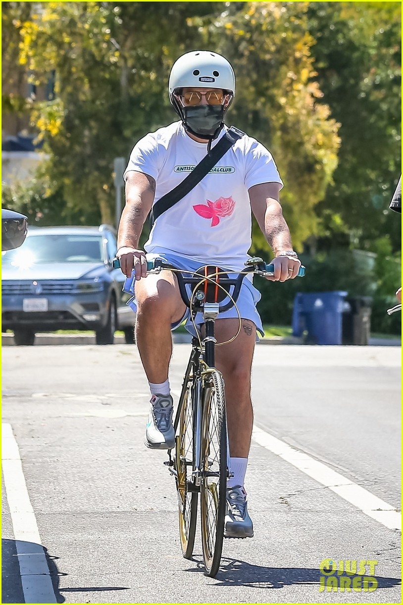 Joe Jonas Wears a Face Mask During His Bike Ride | Photo 1294115 ...