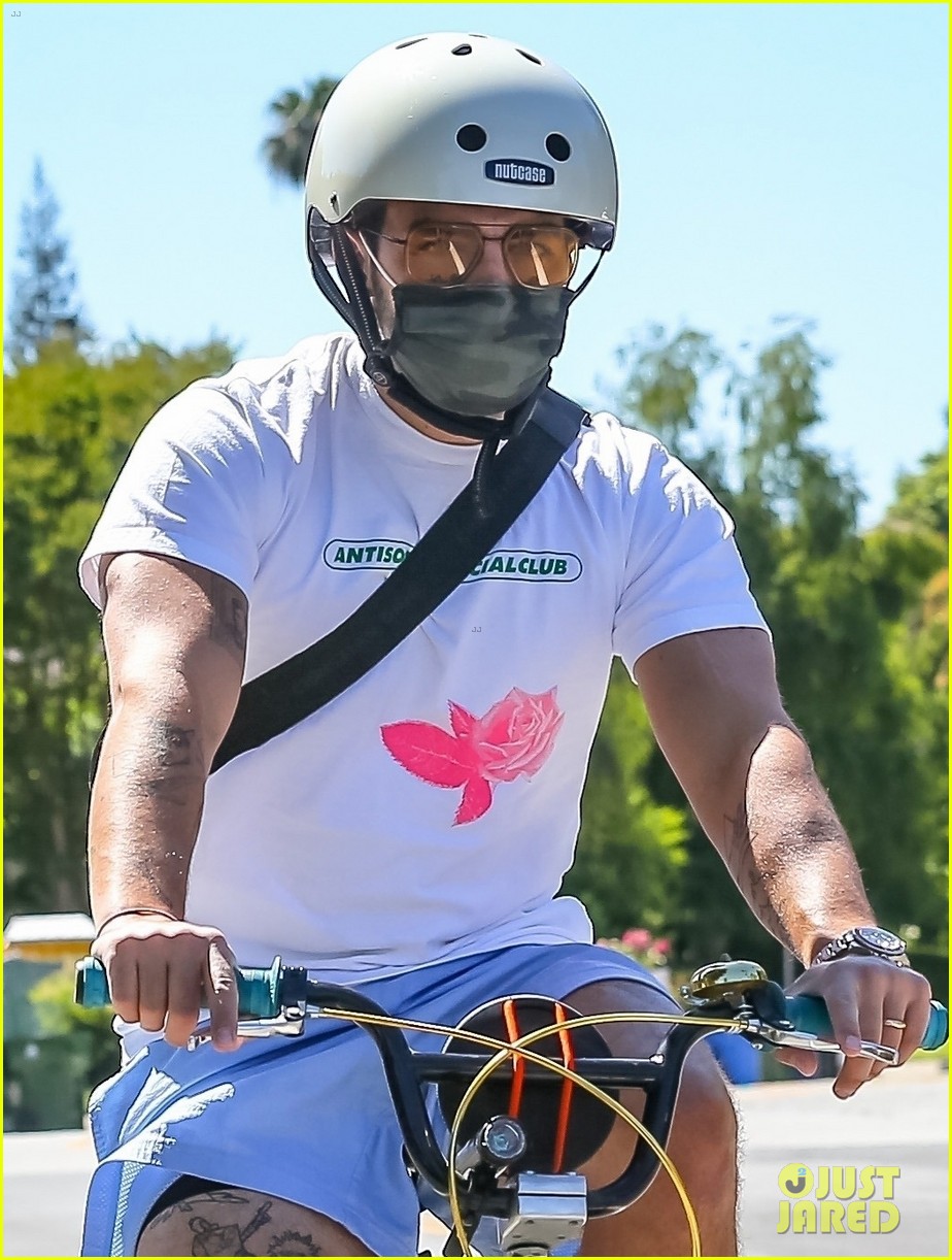 Joe Jonas Wears a Face Mask During His Bike Ride | Photo 1294116 ...