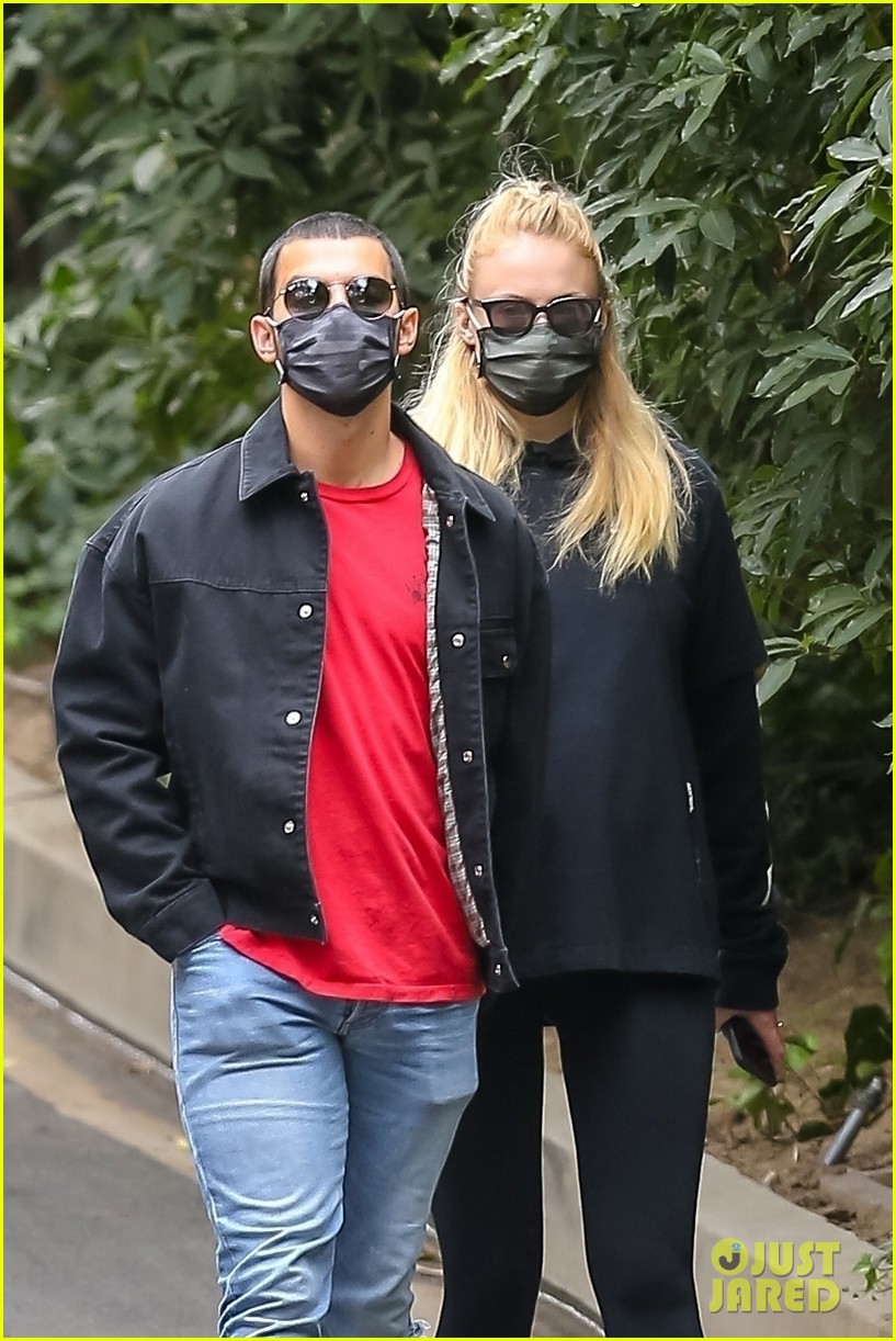 Sophie Turner & Joe Jonas Go for a Walk Amid Pandemic in LA: Photo 1293571, Joe Jonas, Pregnant Celebrities, Sophie Turner Pictures