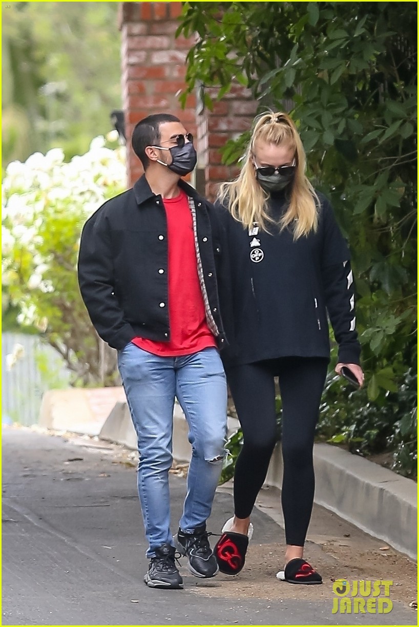 Sophie Turner & Joe Jonas Go for a Walk Amid Pandemic in LA: Photo 1293598, Joe Jonas, Pregnant Celebrities, Sophie Turner Pictures