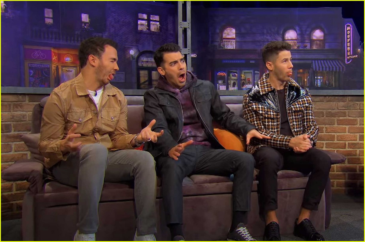 Jonas Brothers Sing About Brushing Your Teeth In 'NotTooLate Show