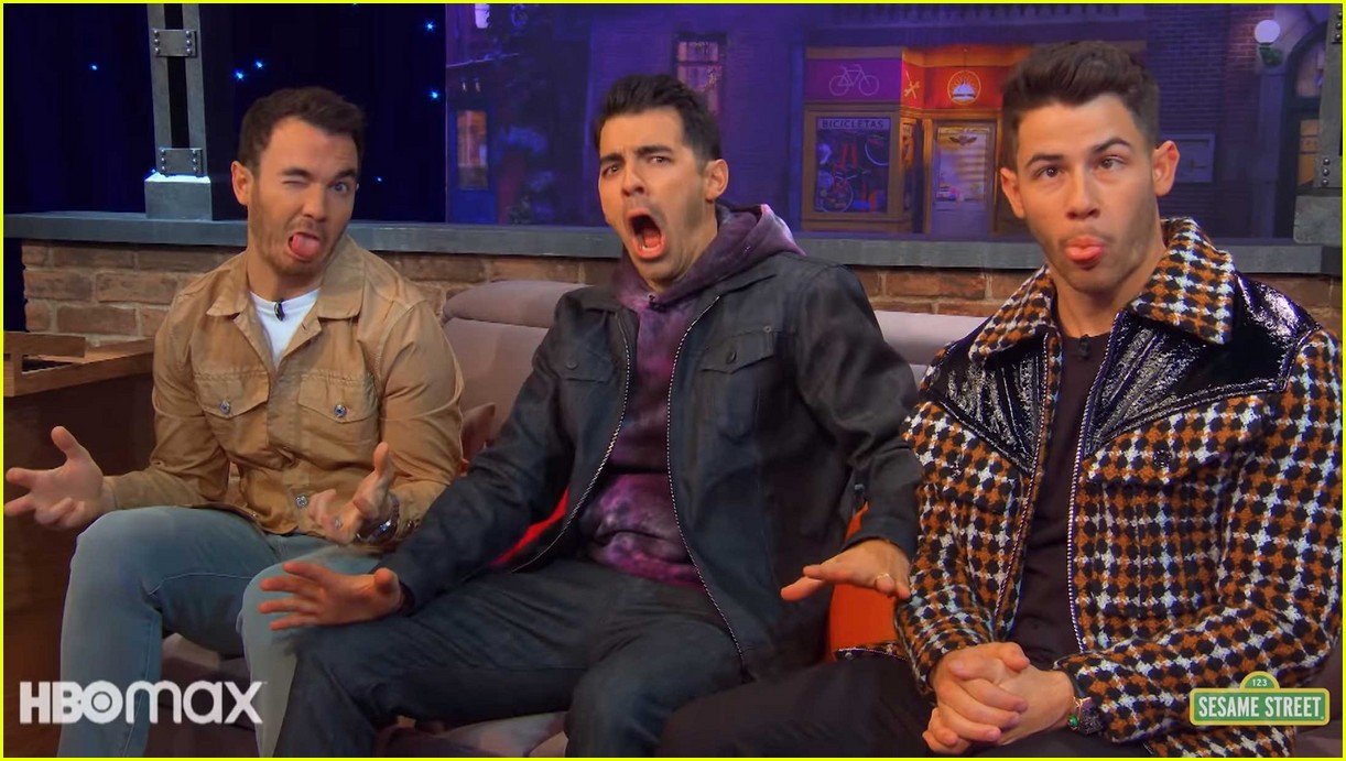 Jonas Brothers Sing About Brushing Your Teeth In 'NotTooLate Show
