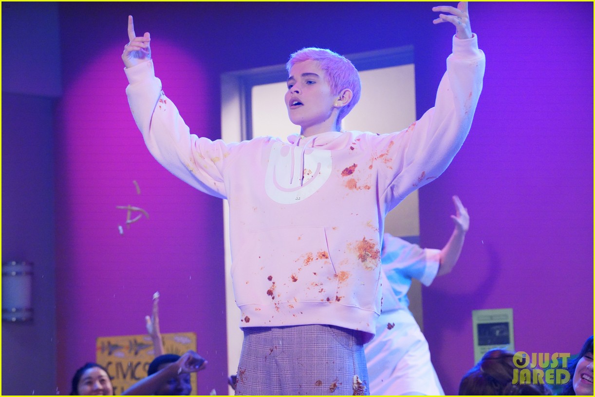 belieber kate godfrey stars as justin bieber in yummy parody on all that 02