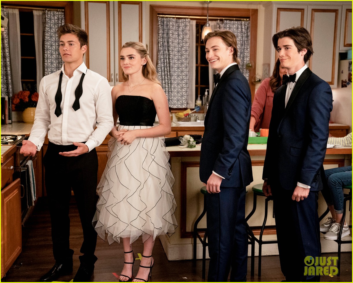 Meg Donnelly & Peyton Meyer Head To Prom On 'American Housewife' Season