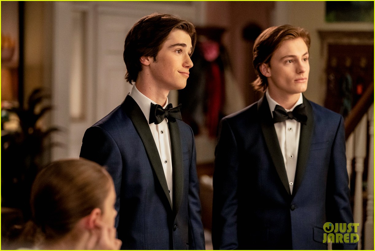 Meg Donnelly & Peyton Meyer Head To Prom On 'American Housewife' Season ...