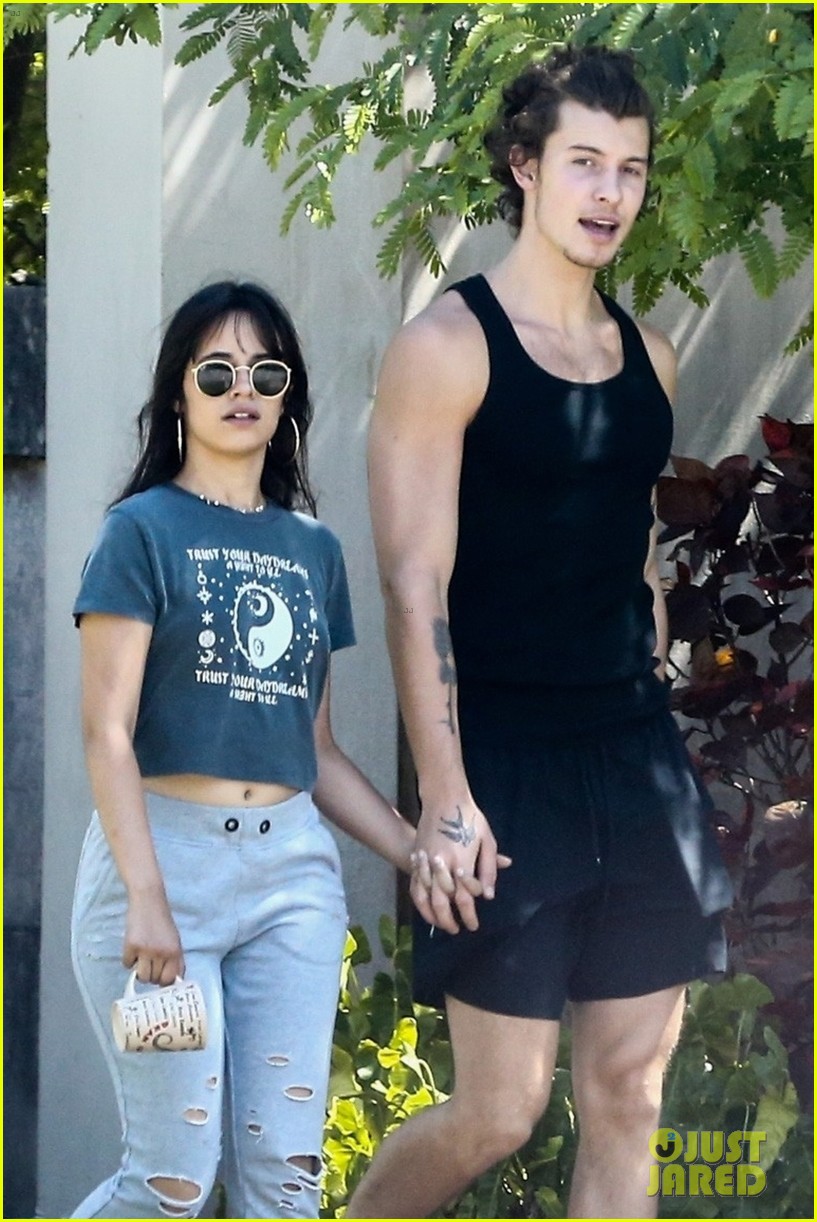 See The Latest Shawn Mendes And Camila Cabello Walking Photos Photo 1293102 Photo Gallery