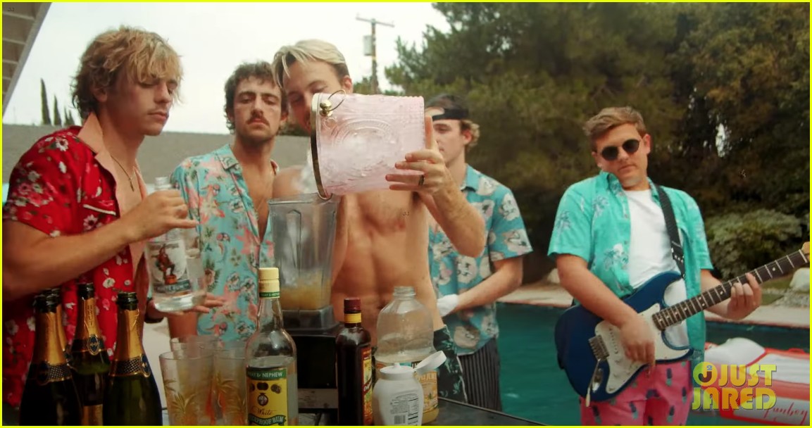 driver era co star in riker lynch and beachcombers escape music video exclusive 01