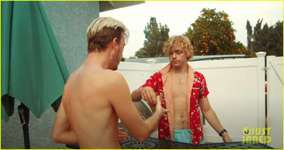 driver era co star in riker lynch and beachcombers escape music video exclusive 03