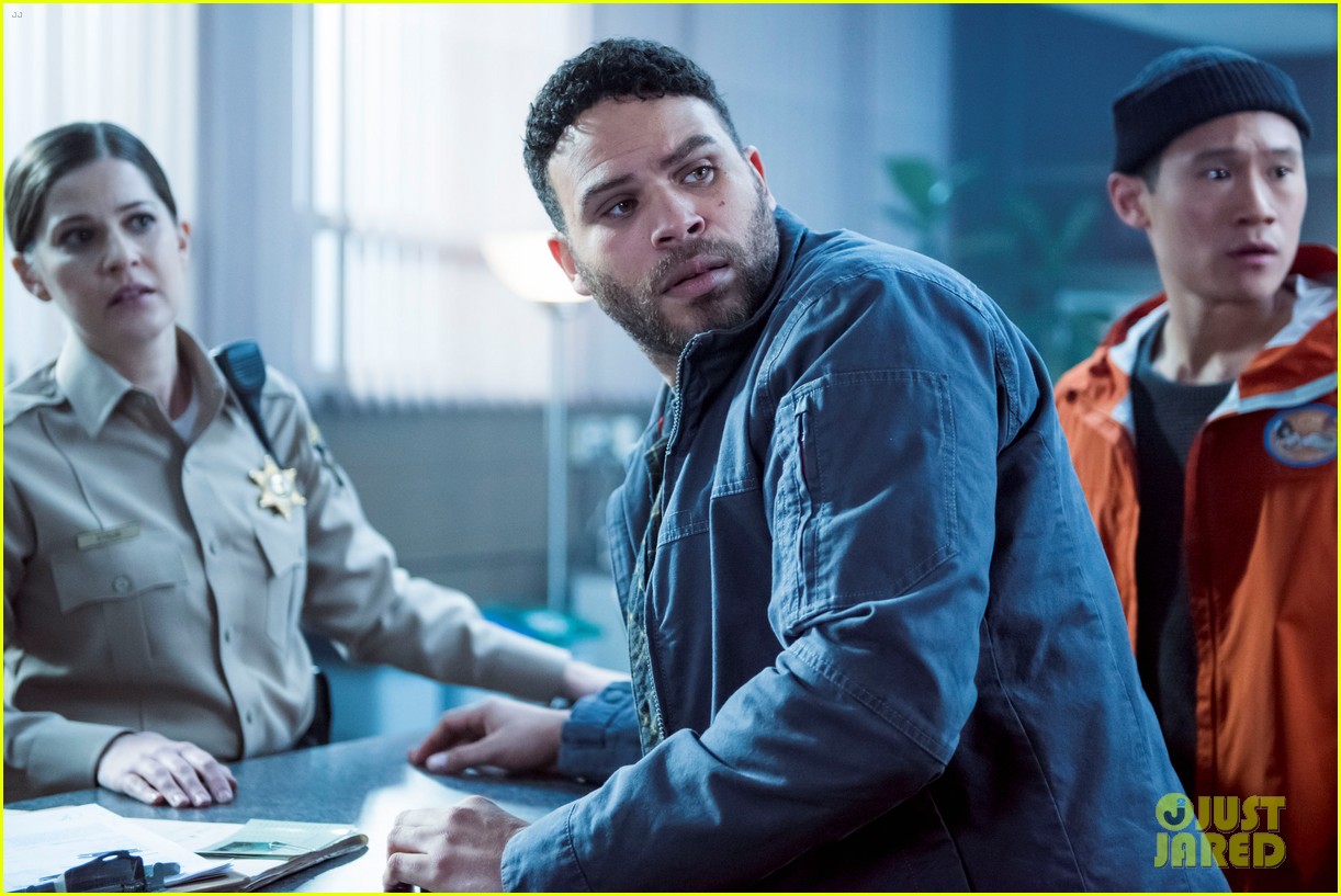 get sneak peek at siren season finale 04