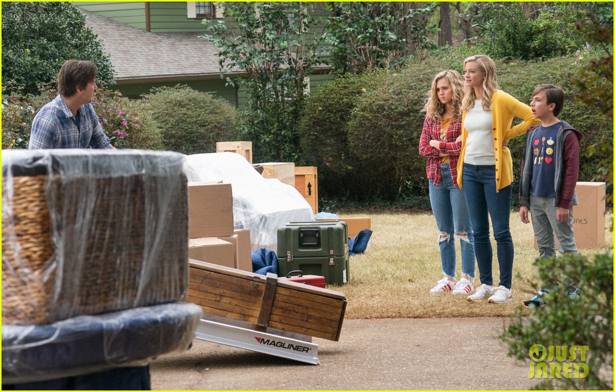 Brec Bassinger Moves To Blue Valley On Dcs Stargirl Series Premiere Tonight Photo 1294028 