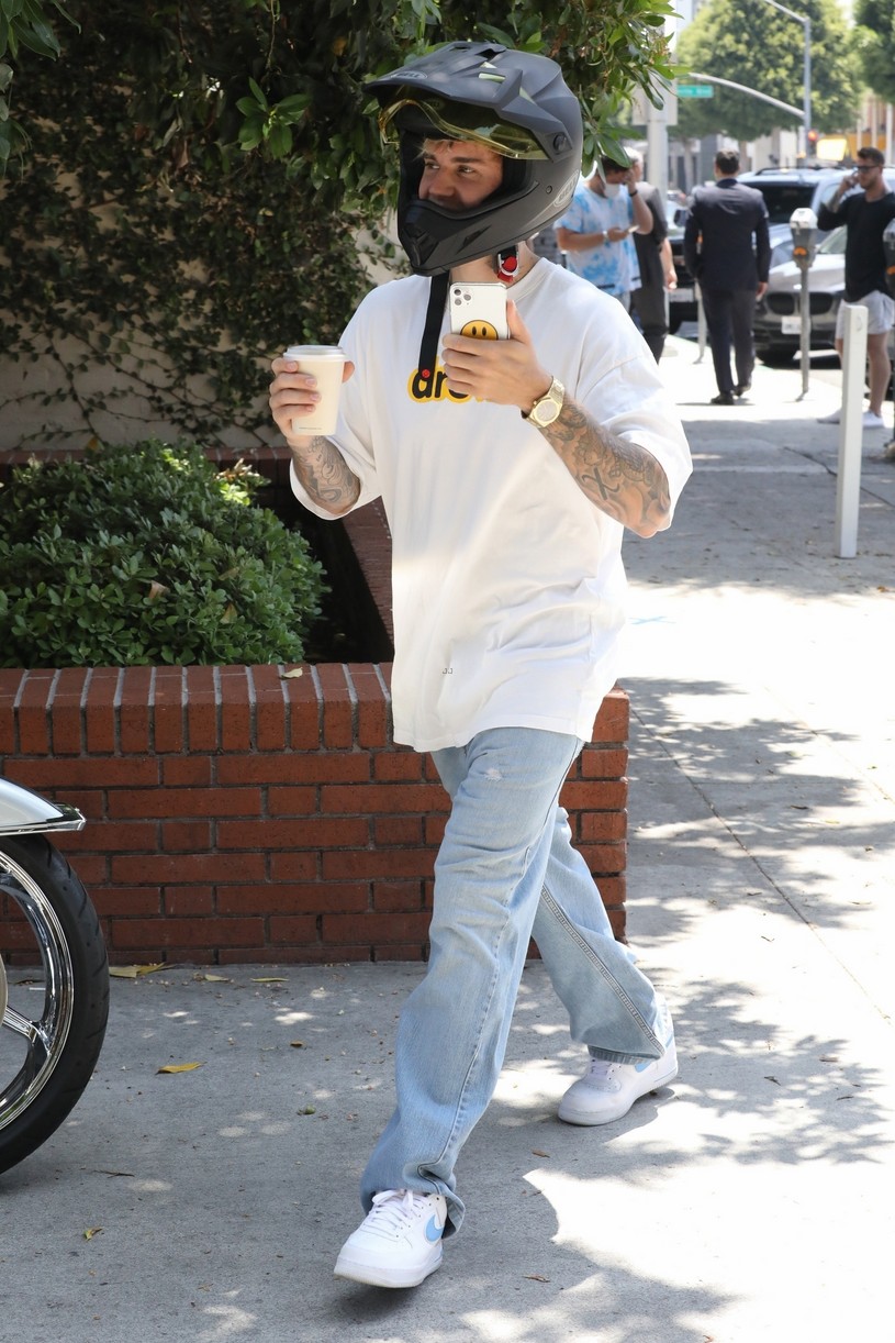 Justin Bieber Grabs Some Drinks During His Motorcycle Ride in LA ...