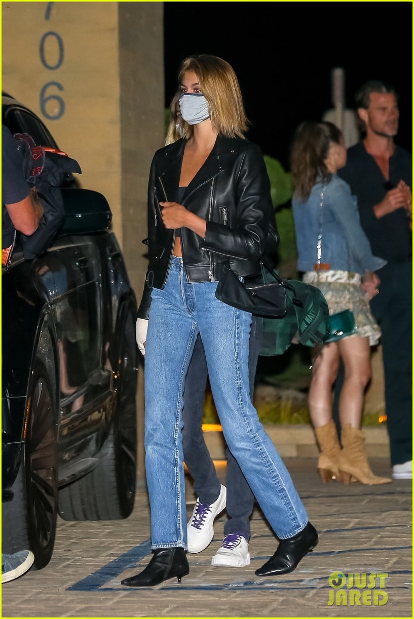 cara delevingne grabs dinner with kaia gerber parents malibu 03