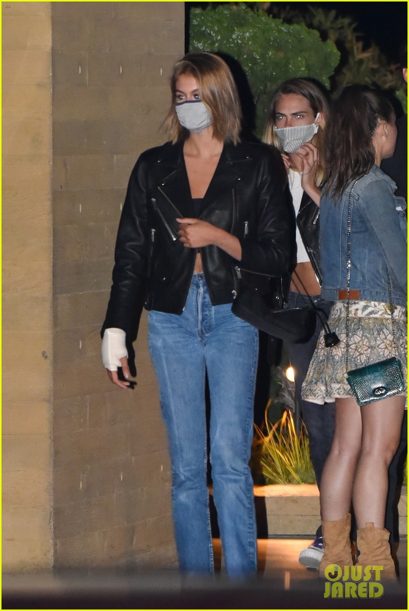 cara delevingne grabs dinner with kaia gerber parents malibu 05