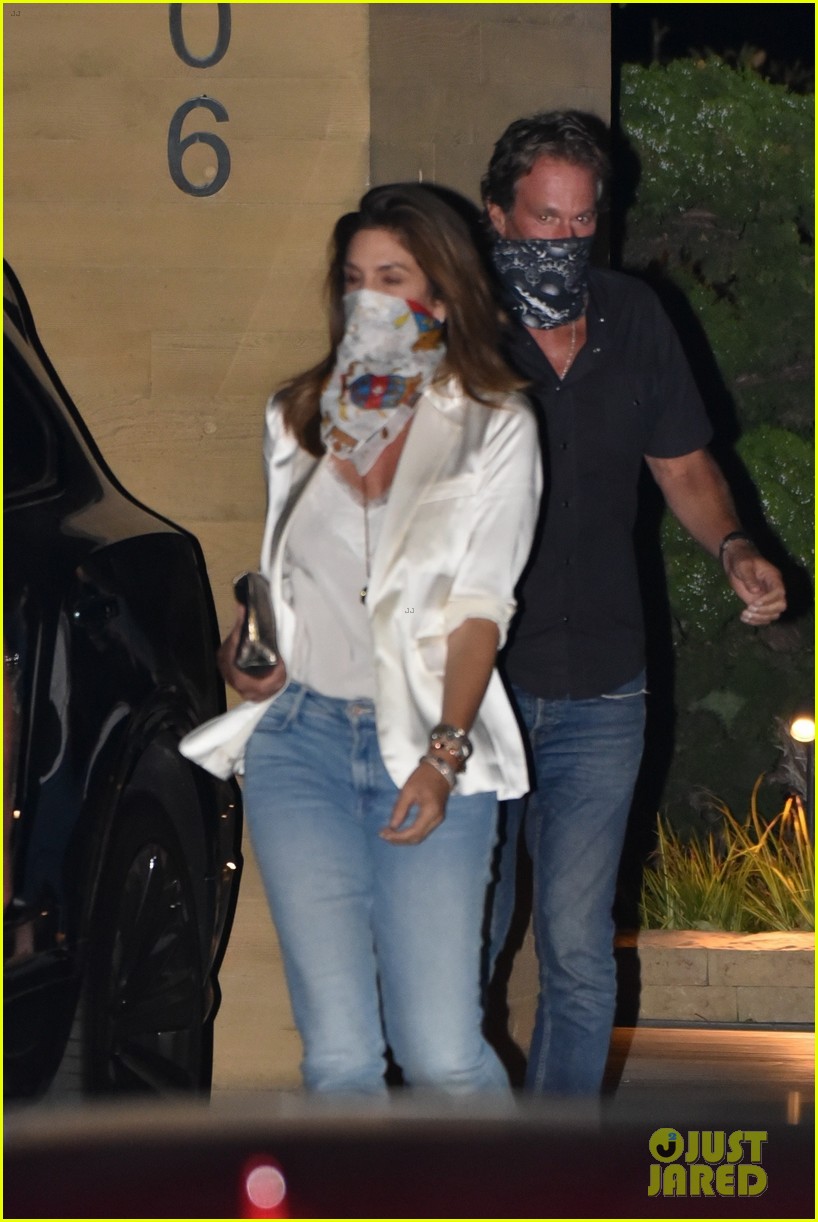 cara delevingne grabs dinner with kaia gerber parents malibu 06