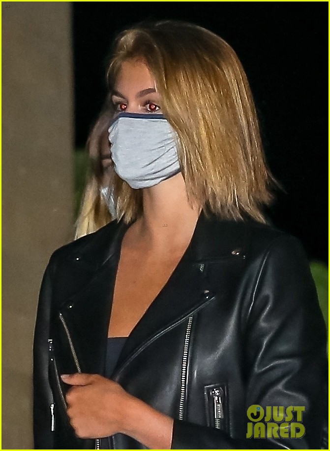 cara delevingne grabs dinner with kaia gerber parents malibu 07