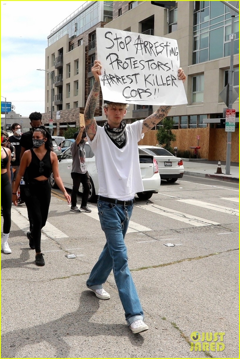 cara delevingne protests with machine gun kelly travis barker 05