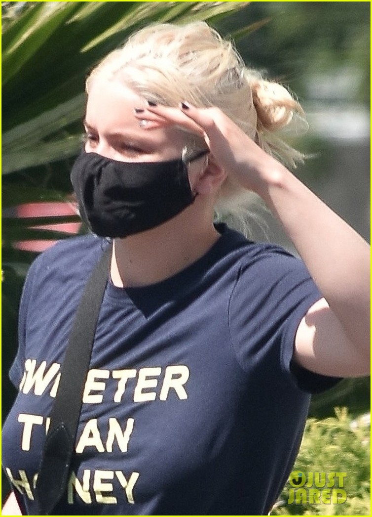 ariel winter sephora trip new blonde hair 01