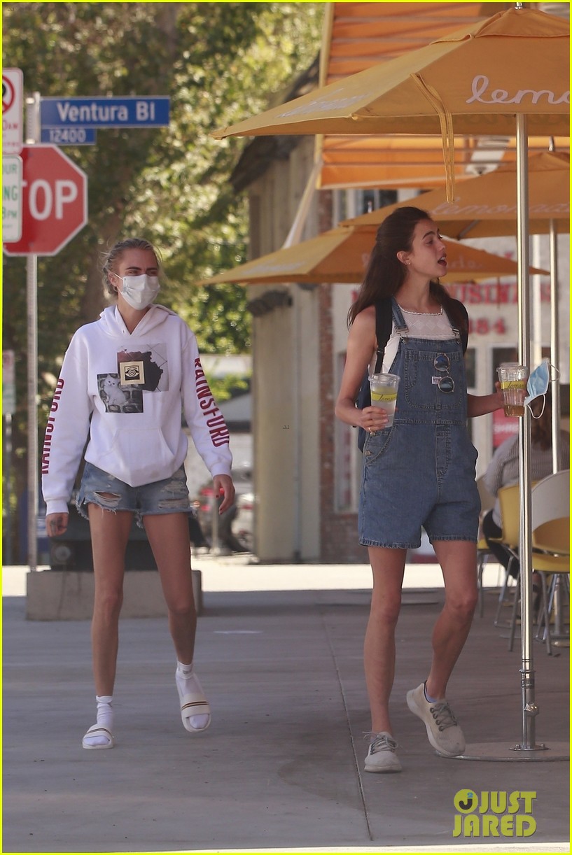 Full Sized Photo of cara delevingne margaret qualley at lunch 33 Cara Delevingne Grabs Lunch