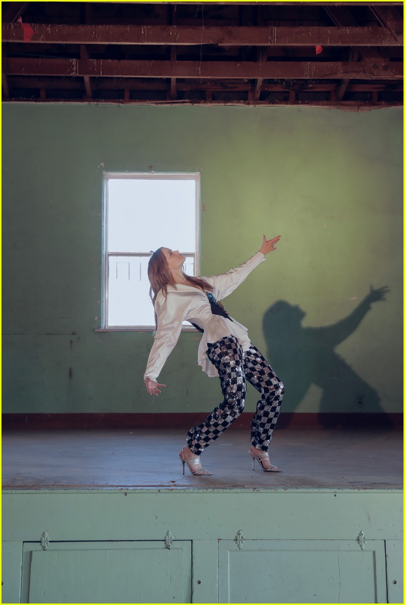 Joey King's Latest Cover Shoot Is Sabrina Carpenter's New Lock Screen