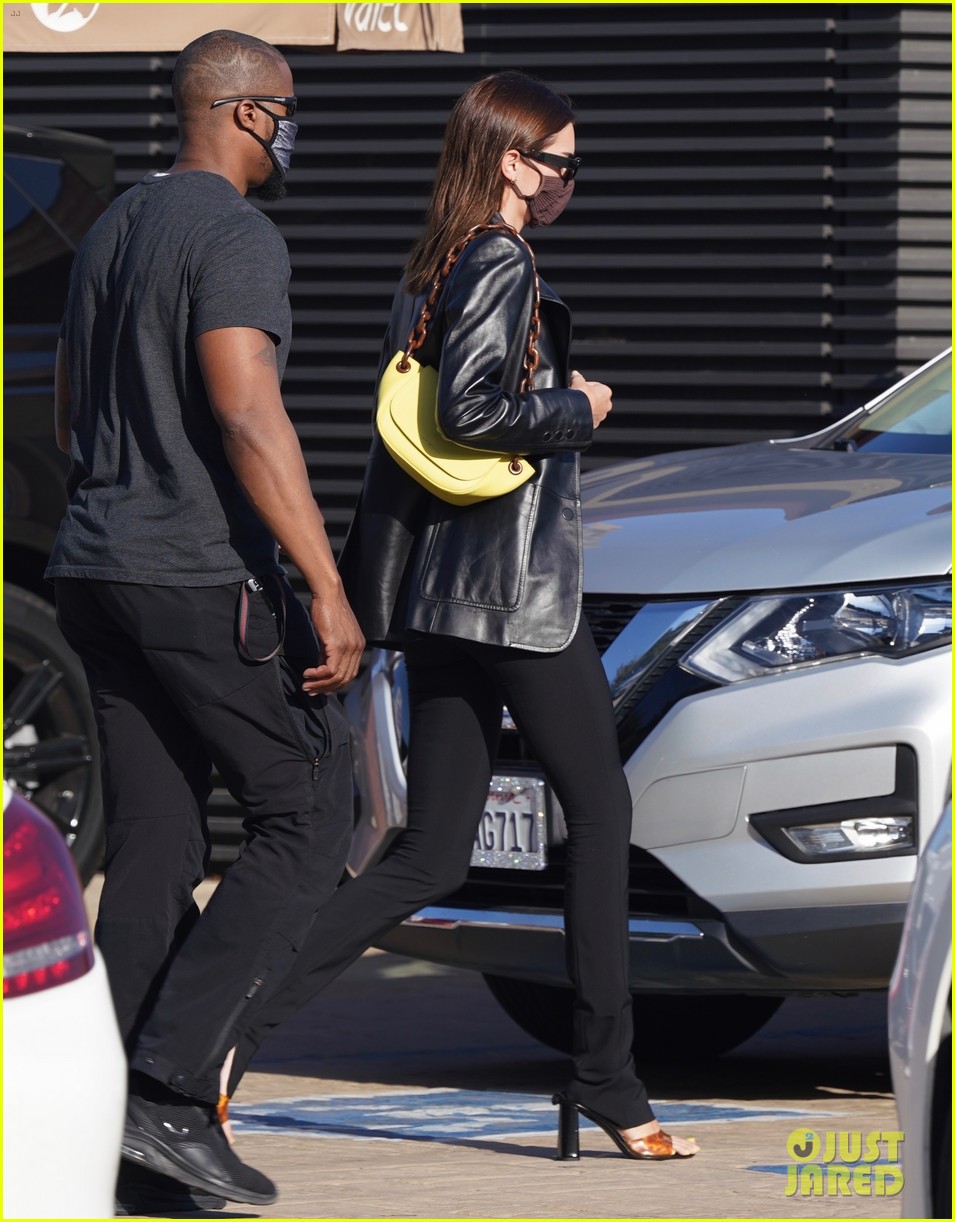 Kendall Jenner Meets Up With Friends For Dinner at Nobu | Photo 1295585
