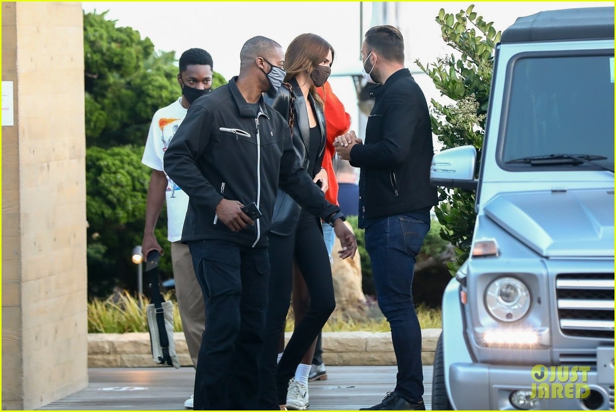 Kendall Jenner Meets Up With Friends For Dinner at Nobu | Photo 1295597