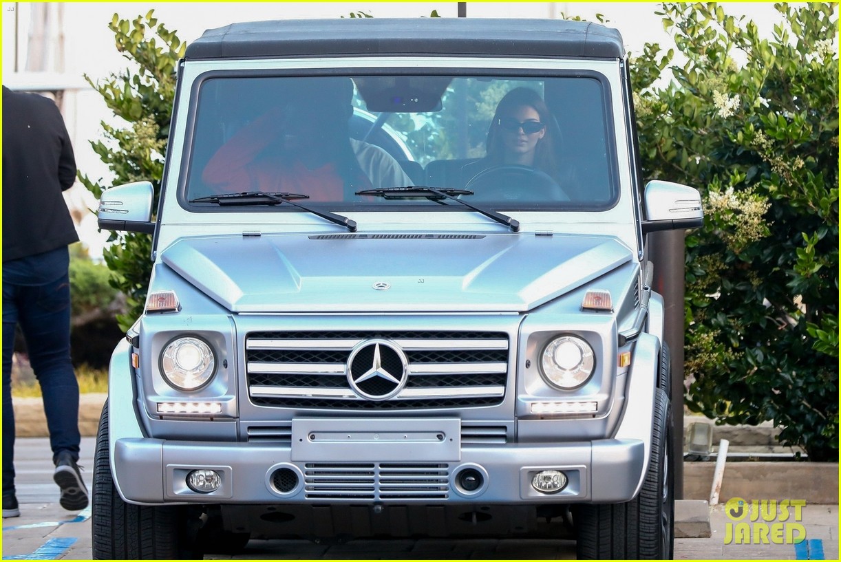 Kendall Jenner Meets Up With Friends For Dinner at Nobu | Photo 1295610