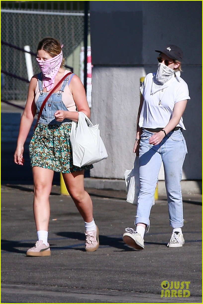 Kristen Stewart Rocks A Bandana Mask For Rite Aid Run | Photo 1295651 ...