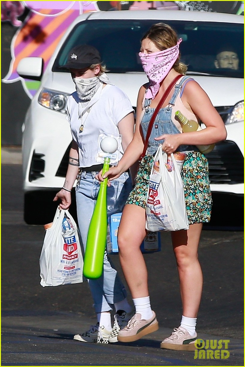 Kristen Stewart Rocks A Bandana Mask For Rite Aid Run | Photo 1295653 ...