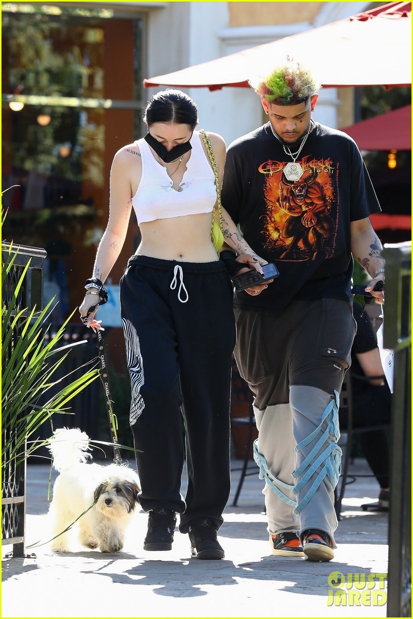 noah cyrus confirms relationship smokepurpp holding hands 01