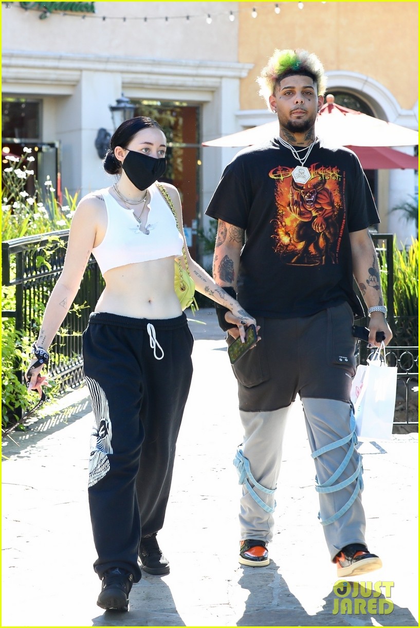 noah cyrus confirms relationship smokepurpp holding hands 03