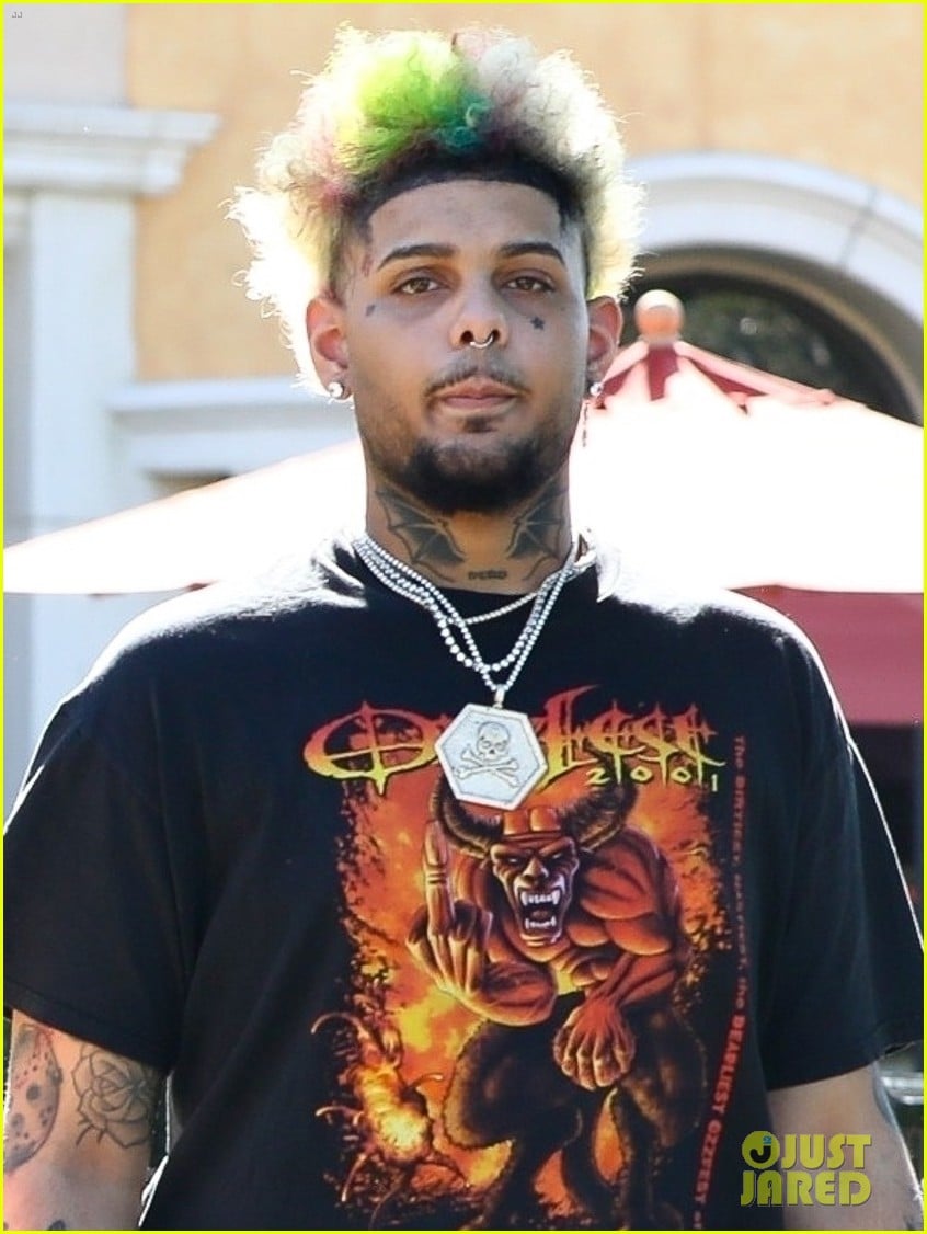 noah cyrus confirms relationship smokepurpp holding hands 05