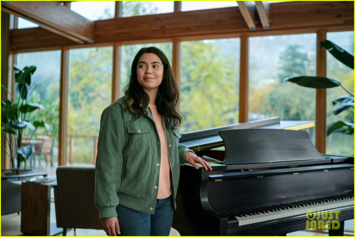 aulii cravalho relates to all together now amber in this way 04