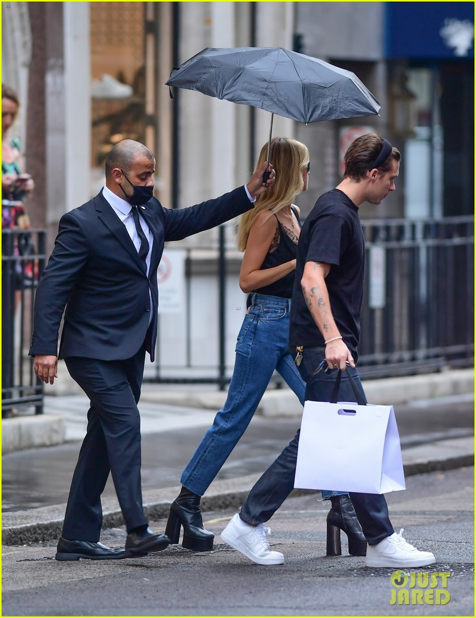 brooklyn beckham at his moms store with nicola peltz 03