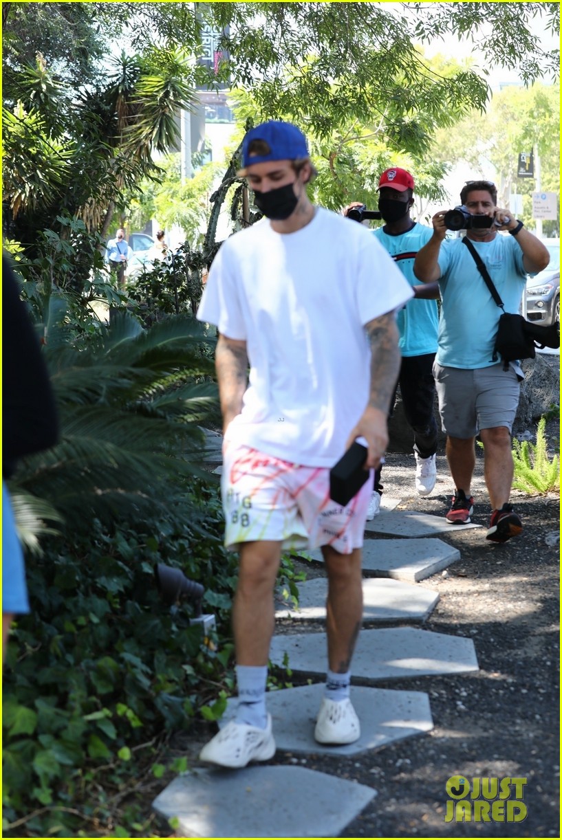 Justin Bieber Holds Hands With Hailey After A Tuesday Lunch Date Photo 1297324 Photo Gallery