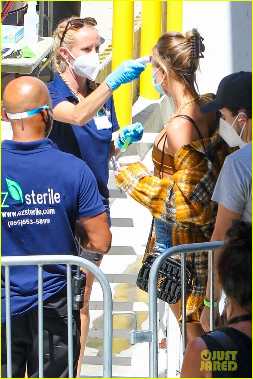 justin bieber hailey bieber temps checked arriving for project set 04