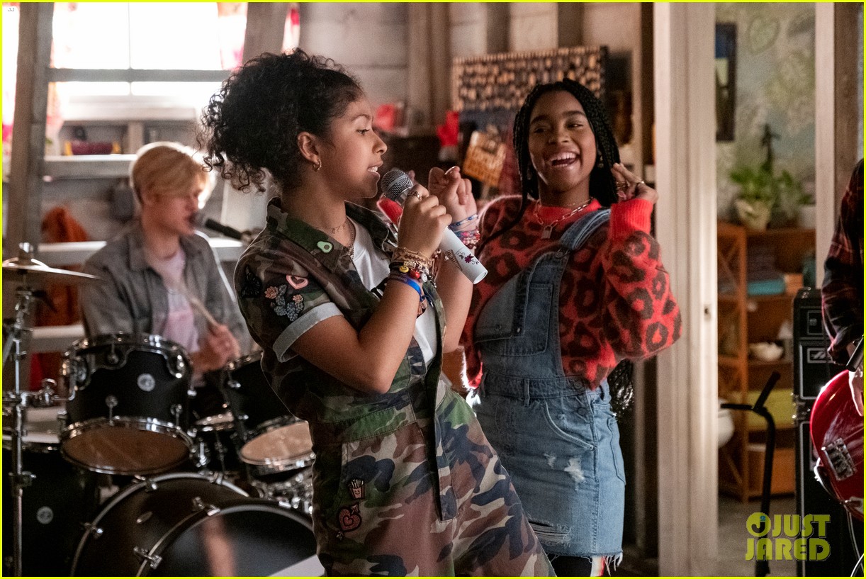 madison reyes makes her debut in julie and the phantoms trailer 05