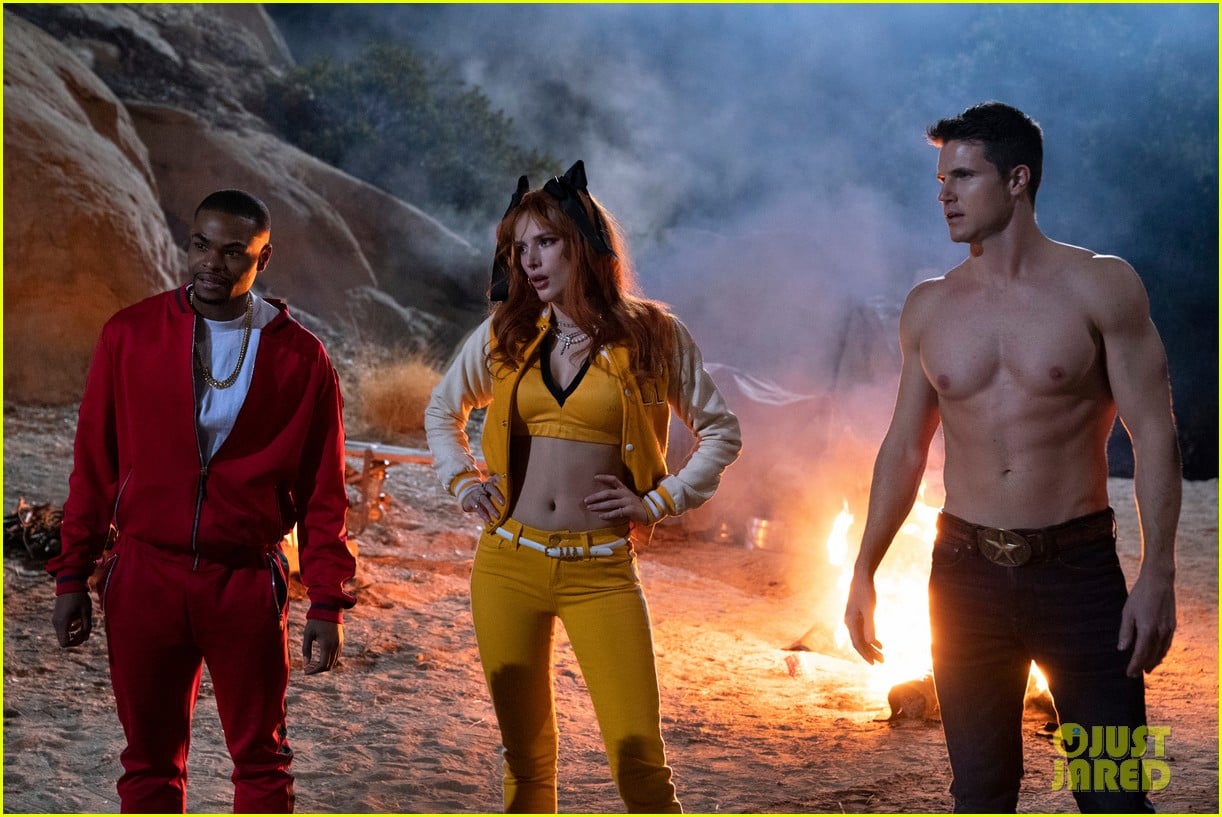 robbie amell goes shirtless in the babysitter killer queen first look photos 02