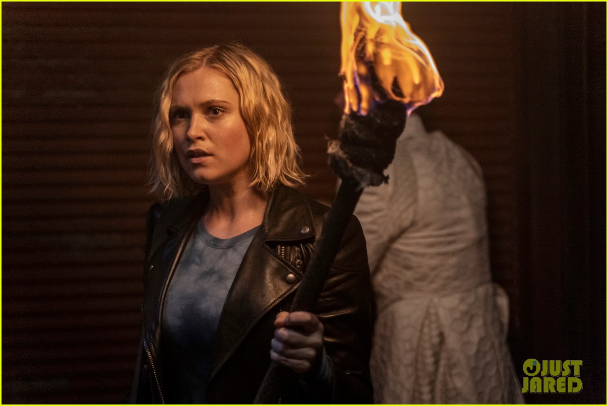 the 100 showrunner talks that major death on tonights episode 01