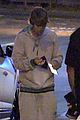 justin bieber eats lunch walking around la 06