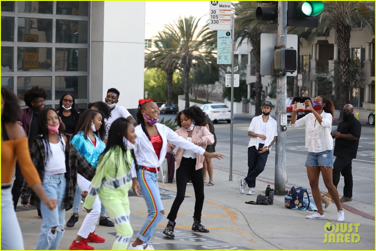 justin bieber suprises fans singing holy la 01