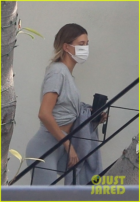 justin bieber suprises fans singing holy la 02