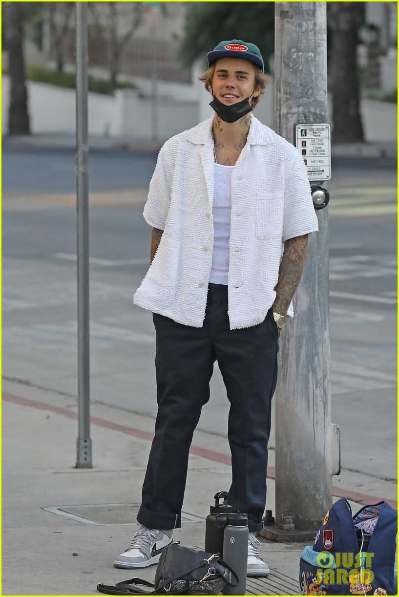 justin bieber suprises fans singing holy la 04