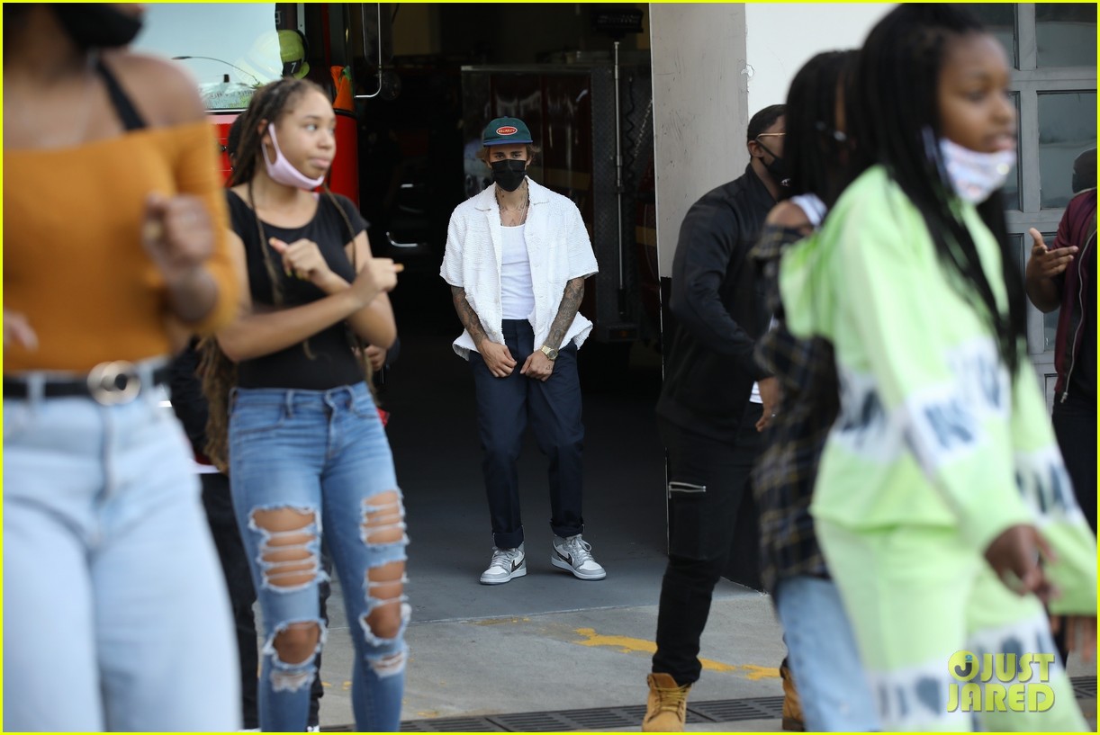 justin bieber suprises fans singing holy la 05