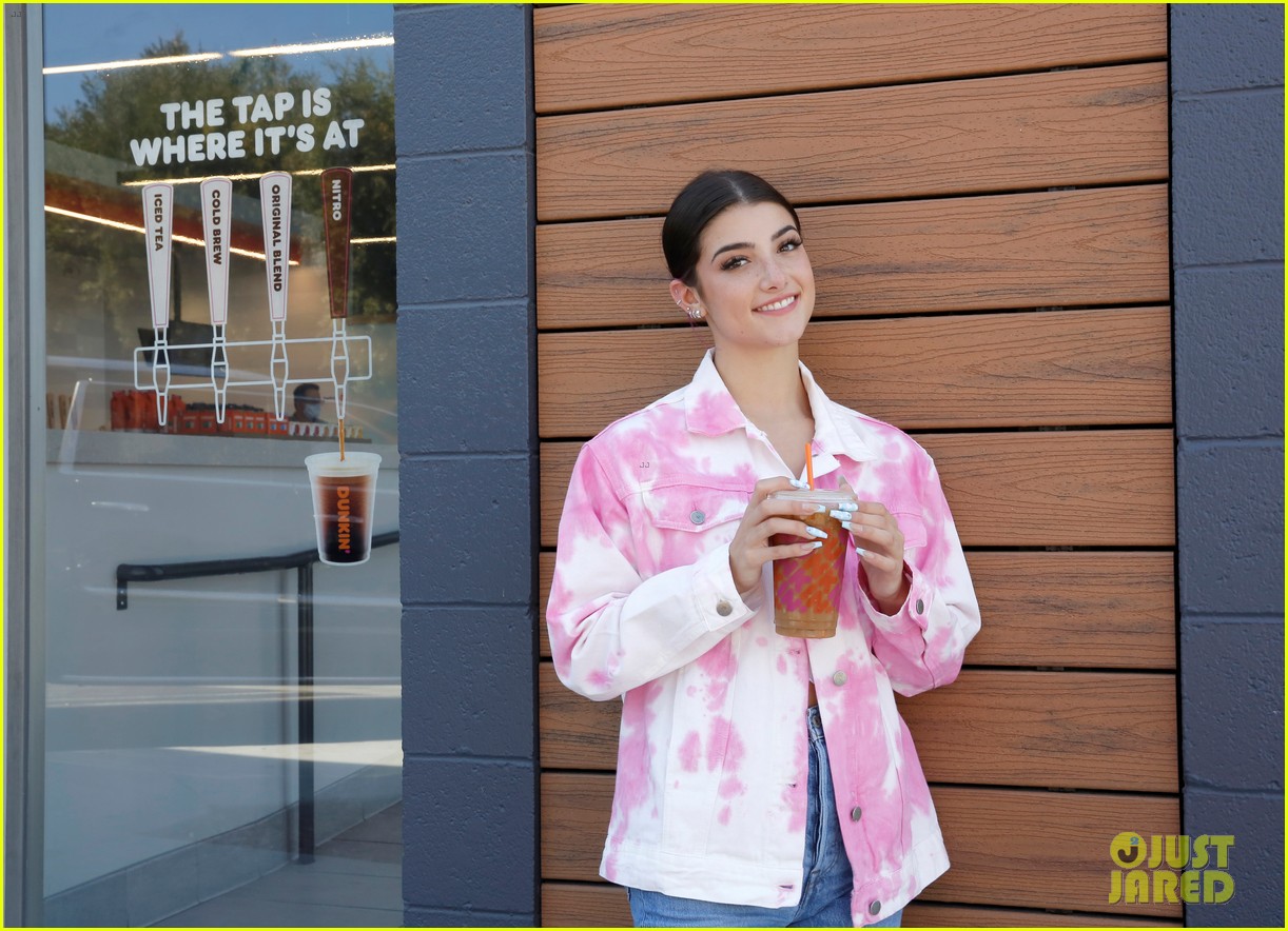 Charli Damelio Gets Her Own Official Dunkin Donuts Drink The Charli Photo 1297744 Photo 2491