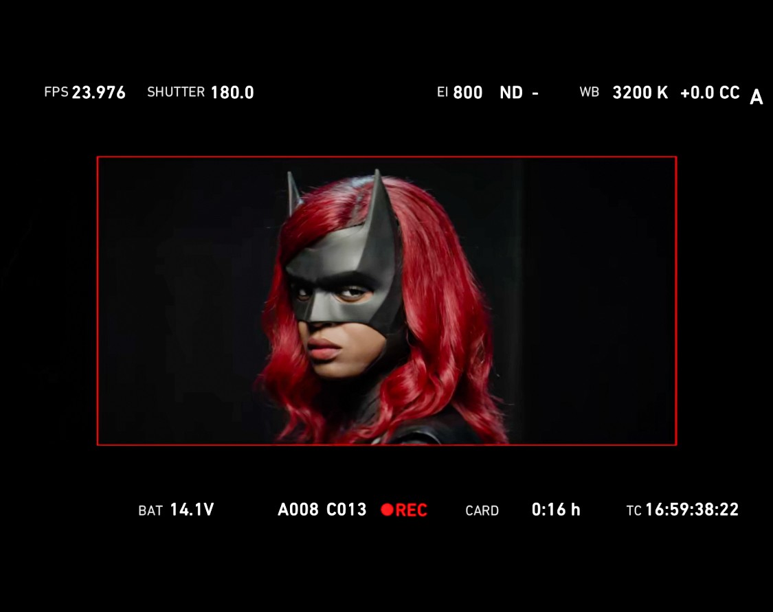 javicia leslie shares first photo as batwoman 01.