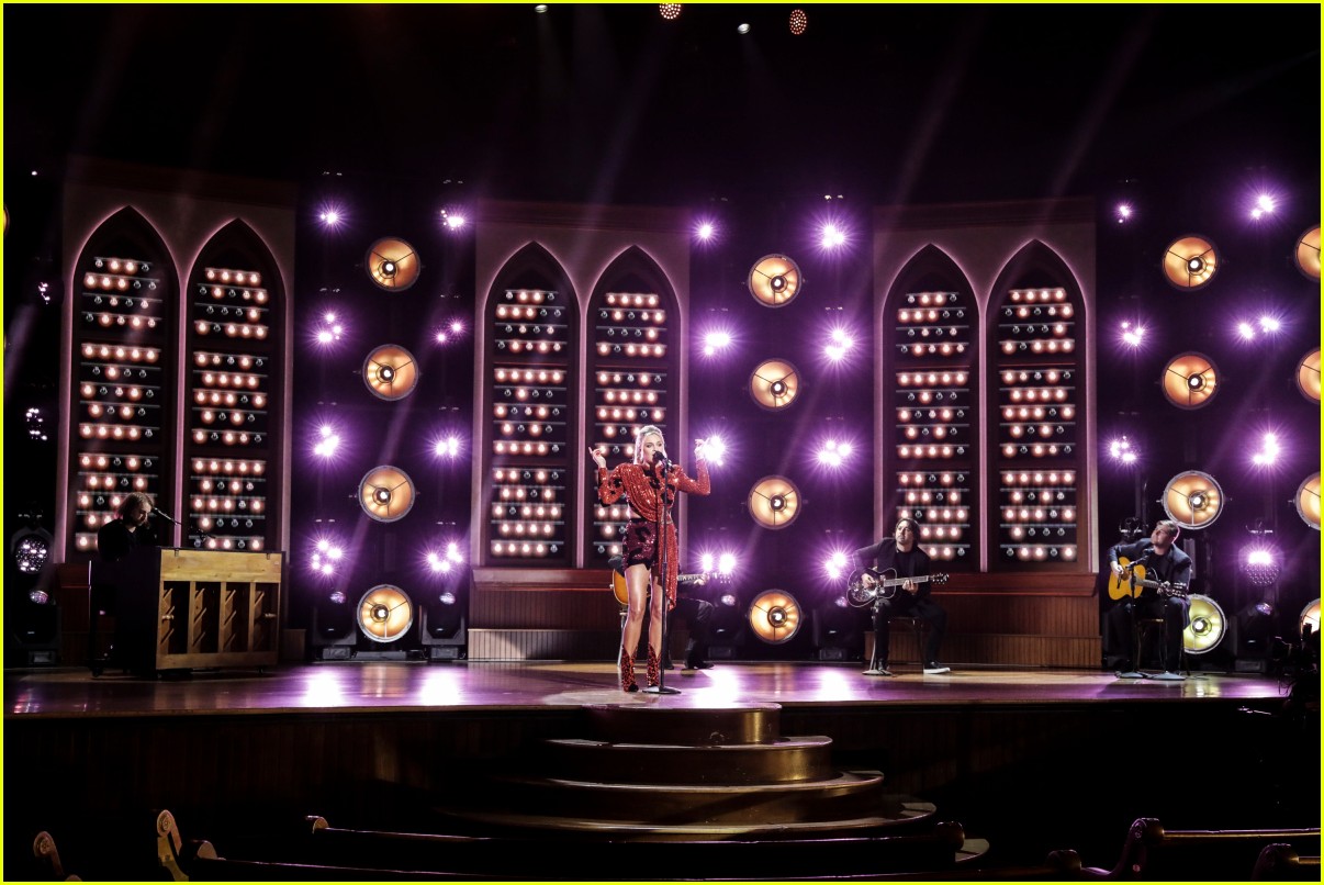 kelsea ballerini performs acm awards 01