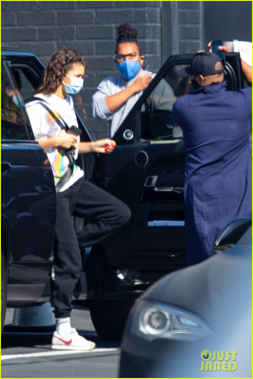 Zendaya Returns to a Work in L.A. After Emmys Win! | Photo 1298958